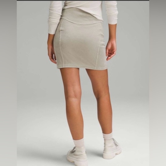 Lululemon - Scuba Mid Rise Mini Skirt - Velvet Cord - Size 14 - Picture 3 of 10